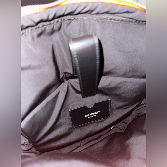 Off-White
logo-print messenger bag
FARFETCH - Picture 4 of 11